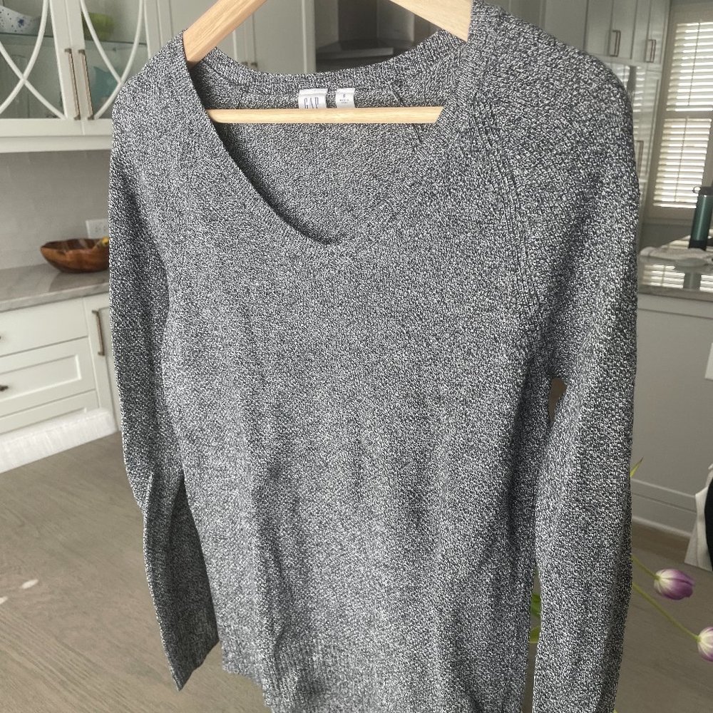 Gap sweater